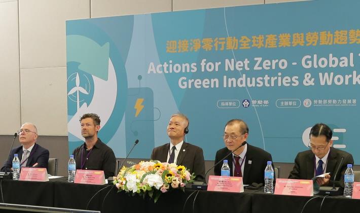 Mr. Tsai Meng-Liang, Director-General of WDA (in the middle), and the distinguished guests from Belgium and Thailand during the forum